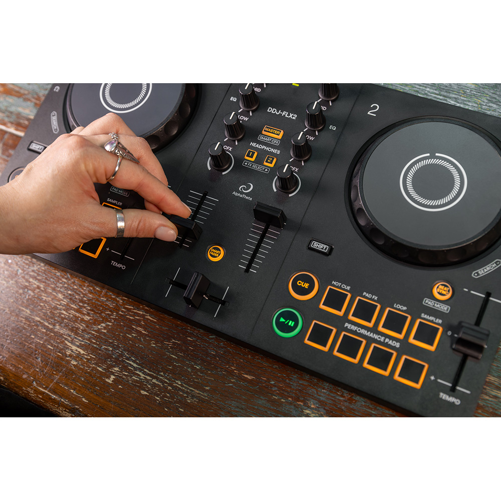 コンパクトなDJコントローラー、DDJ-FLX2 の接続方法&使い方をご