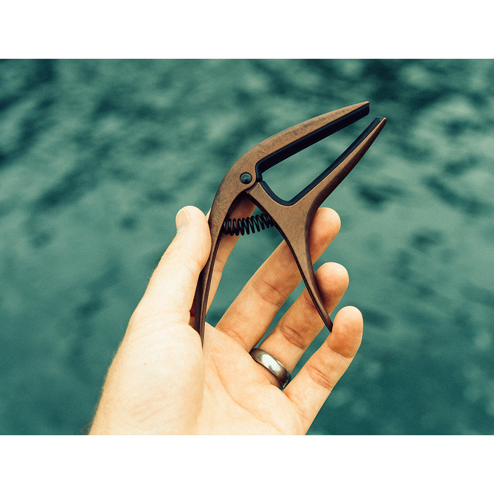 ERNIE BALL #9602 Axis Capo - Bronze｜ミュージックランドKEY