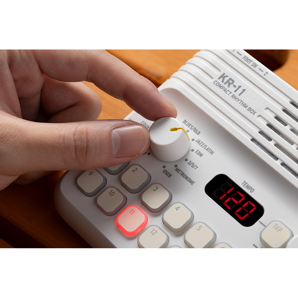 美品 KORG KR11 リズムマシーン　ドラム　スピーカー内蔵 KORG KR-11 + 電源アダプター + ペダルスイッチ セット スピーカー内蔵