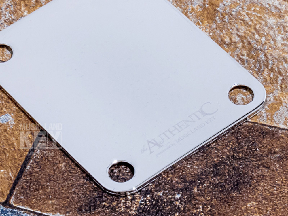 三味線 ミディアムネック - 革に​​破れはありません。 三味線 ミディアムネック - 革に​​破れはありません。 三味線