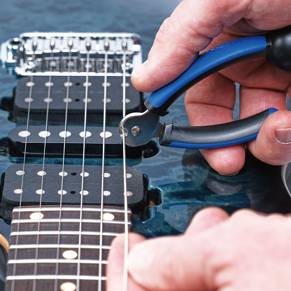 MUSIC NOMAD MN223 [GRIP ONE - All in ONE String Winder, Cutter